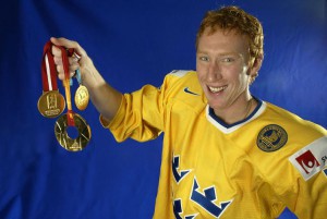 Jörgen Jönsson i Färjestads BK och ishockeylandslaget med sina tre unika medaljer - SM-guld, OS-guld och VM-guld från en och samma säsong 2006.Foto: LARS HEDELIN